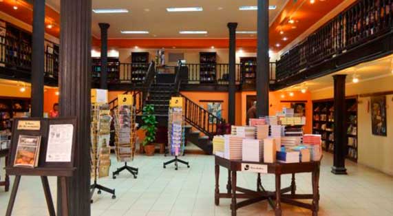 Librería Fayad Jamís abierta a la venta