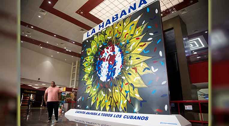 Cachita en el aeropuerto de La Habana