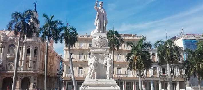 De estatuas y monumentos